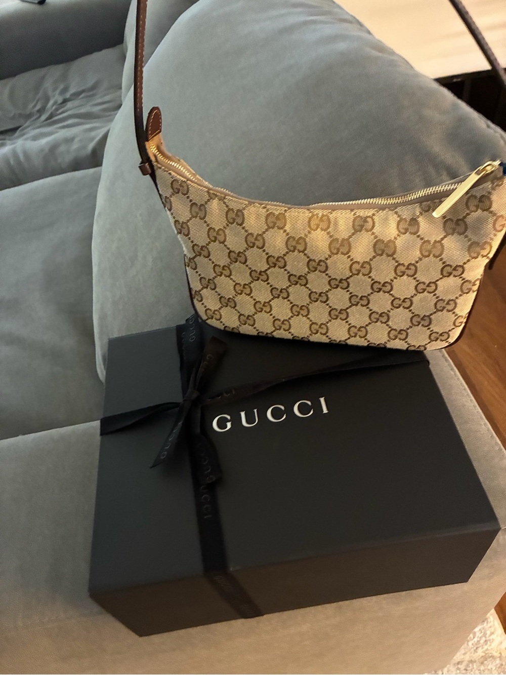 Gucci GG Supreme Canvas Shoulder Bag in beige and brown with gold hardware - Picture 2 of 9